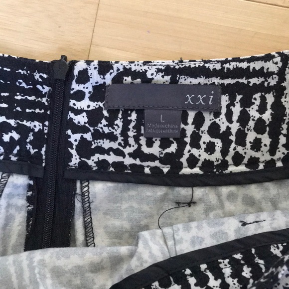 Black Patterned Skirt - Picture 2 of 2